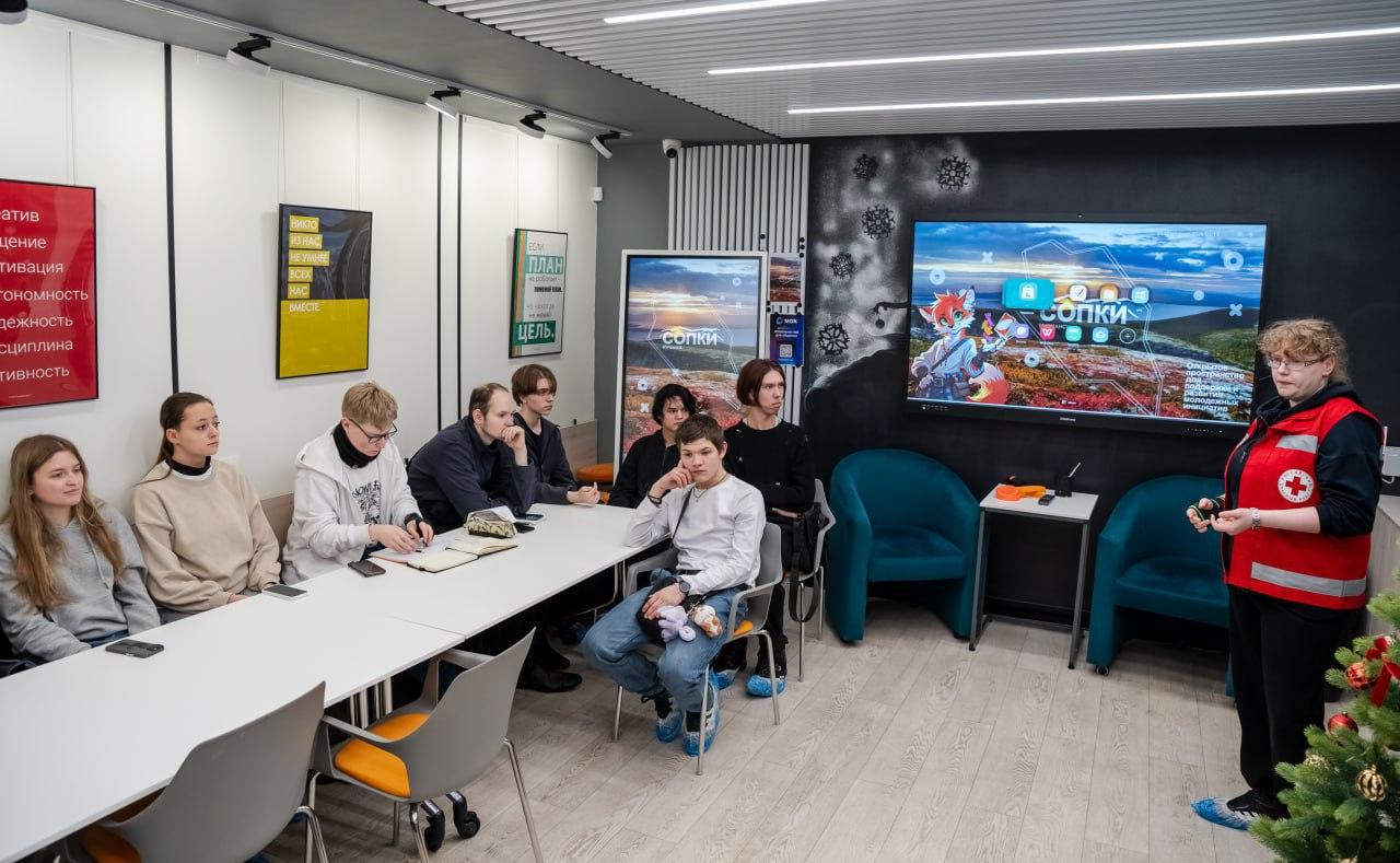 Мурманских студентов обучили оказанию первой помощи в молодежном центре "Сопки"